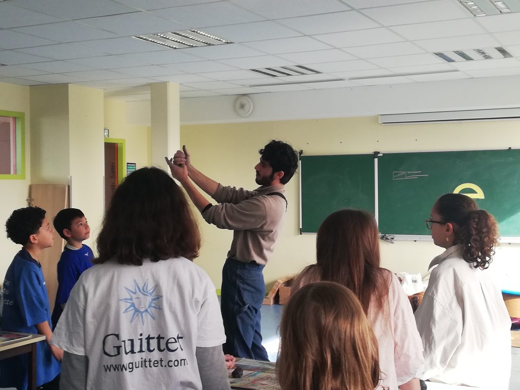 Démonstration de création d'un sifflet devant les élèves de CM1